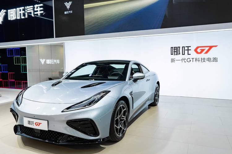 广州284哪吒汽车在智能汽车领域的表现，领途汽车在新能源汽车市场中的影响力